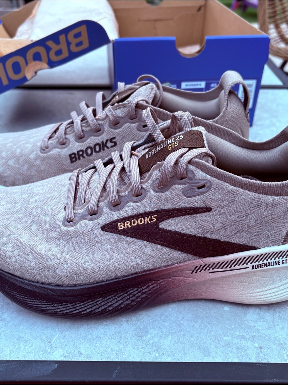 RARE!! This color is sold out!!
Limited edition color!!
Brooks Adrenaline GTS 25 - Picture 2 of 8